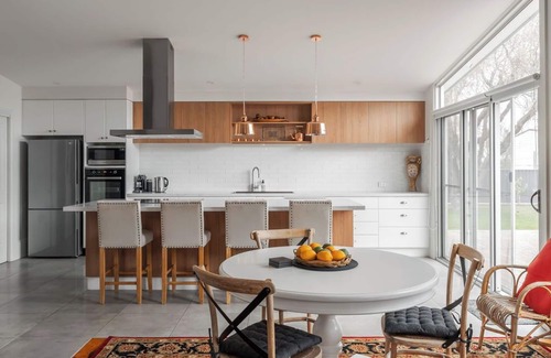 East Devonport House | Rose Villa Heritage Home with Parking & WiFi