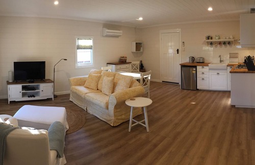 Pemberton Cottage | Rosebank Cottage. Picture perfect country cottage, set in beautiful gardens.