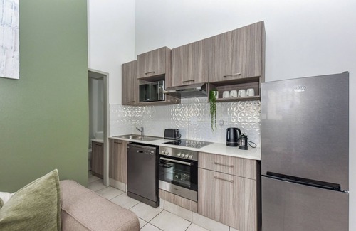 Parkwood Apartment | Rosebank's Finest: 2-Bedroom Penthouse Living