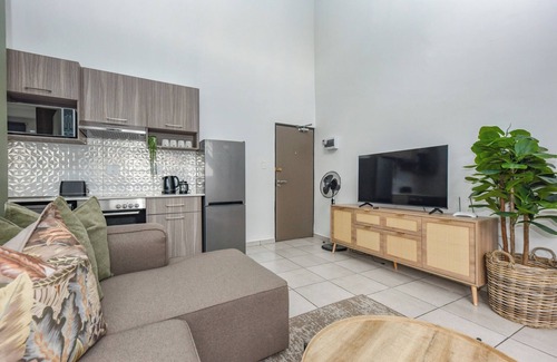 Parkwood Apartment | Rosebank's Finest: 2-Bedroom Penthouse Living