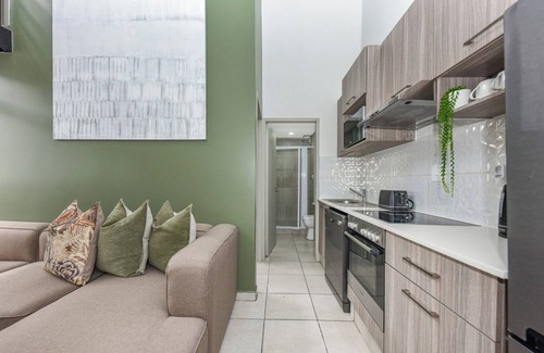 Parkwood Apartment | Rosebank's Finest: 2-Bedroom Penthouse Living