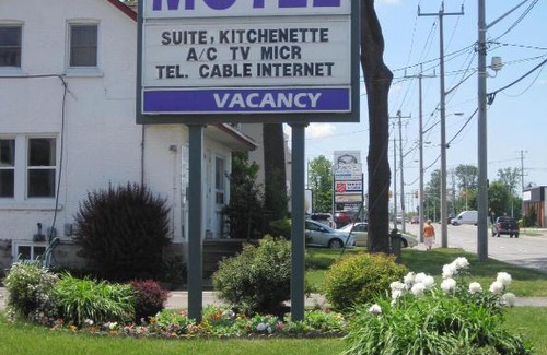 Stratford Hotel | Rosecourt Motel