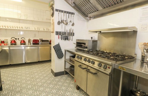 Market Drayton Cottage | ROSEHILL MANOR, family friendly, with pool in Rosehill