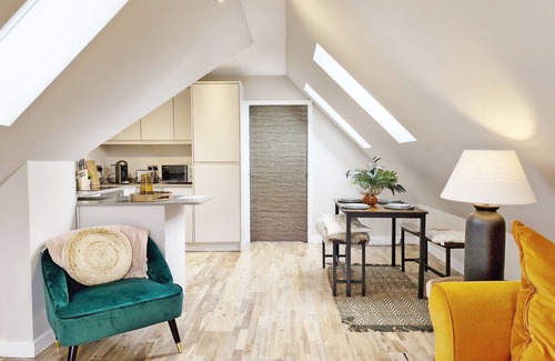Arundel Apartment | Roseland Penthouse - Arundel - a flat that sleeps 3 guests in 2 bedrooms