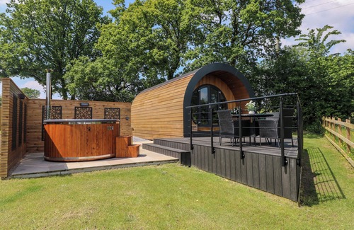 Porthyrhyd Cottage | ROSELEA LUXURY POD LODGE, with hot tub in Llanddarog