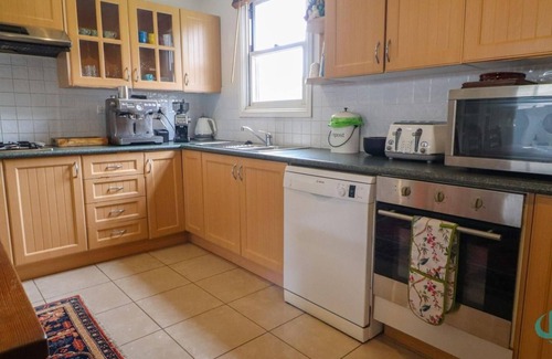 Catherine Hill Bay House | Rosella Cottage - private pool, walk to beach