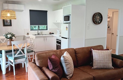 North Tamborine Cottage | Rosella Cottage - Mount Tamborine