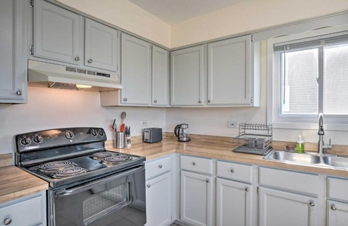 Roselle Apartment | Roselle Apt half Mi to Metra Ride to Chicago!