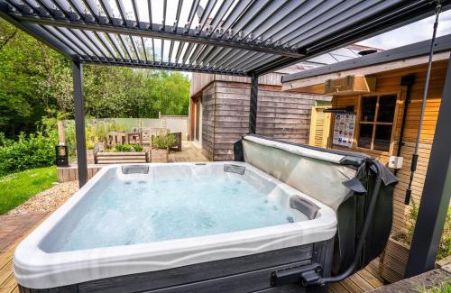 Ammanford House | Rosemary Lodge 2BR with Hot Tub and Sauna near Black Mountain