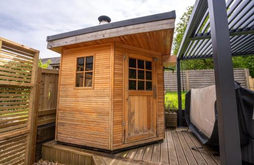 Ammanford House | Rosemary Lodge 2BR with Hot Tub and Sauna near Black Mountain
