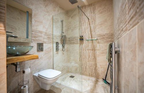 Ammanford House | Rosemary Lodge 2BR with Hot Tub and Sauna near Black Mountain