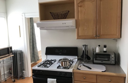 Rosemont Apartment | Rosemont 1st Fl: 2BR: Sunny Spacious Convenient 21-day rental March & April '23