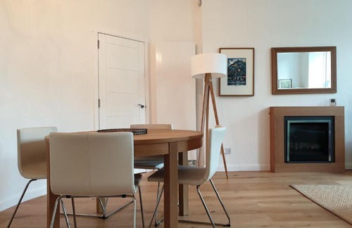 Marchmont Apartment | Roseneath Place - Lovely 2 bed near Meadows with private parking