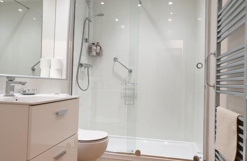 Marchmont Apartment | Roseneath Place - Lovely 2 bed near Meadows with private parking
