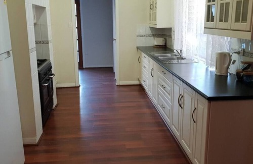 Northam Apartment | "Roseneath" Private room with en-suite. Room 2