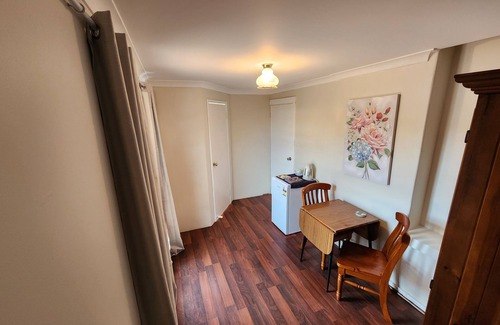Northam Apartment | "Roseneath" Private room with en-suite. Room 3