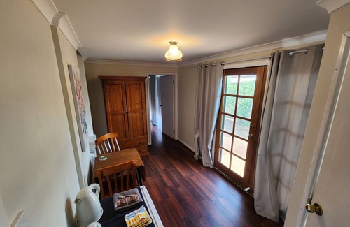 Northam Apartment | "Roseneath" Private room with en-suite. Room 3