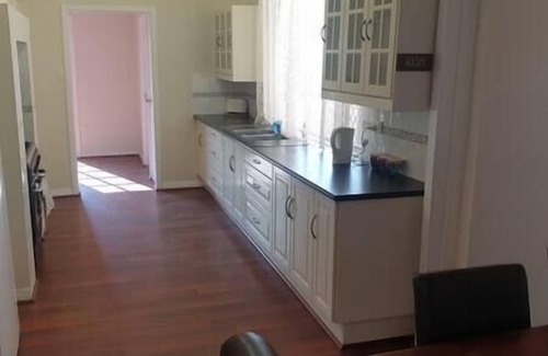 Northam Apartment | "Roseneath" Queen room with private bathroom, Rm 4