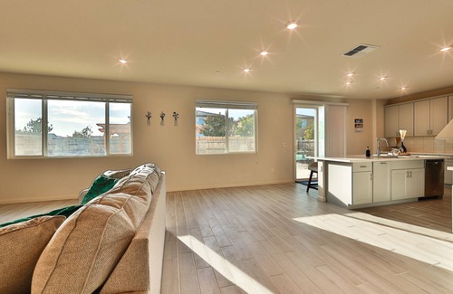 Pleasant Grove House | Roseville 5-Beds 3-Baths Family-Friendly Gem