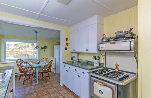 East Boothbay Cottage | Rosewater Cottage - Oceanfront on Linekin Bay!