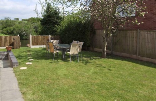 Stourport-on-Severn Apartment | ROSEWATERS COTTAGE, pet friendly, with a garden in Astley Burf