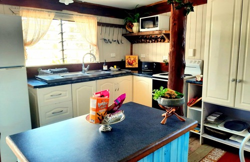 Tambo Cottage | Rosewood Cottage - Entire 2 bedroom house with Netflix and WiFi