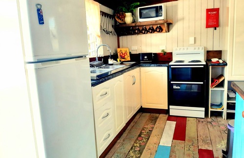 Tambo Cottage | Rosewood Cottage - Entire 2 bedroom house with Netflix and WiFi