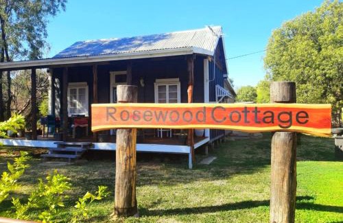 Tambo House | Rosewood Cottage -Entire 2 bedroom home with Netflix & WiFi
