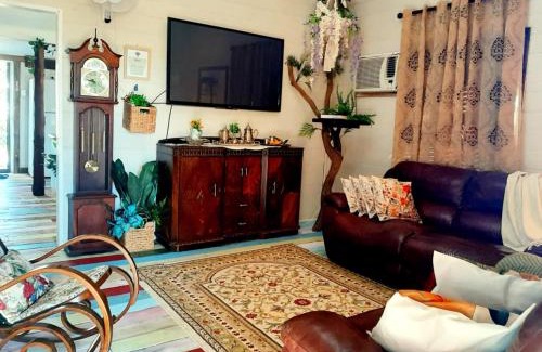 Tambo House | Rosewood Cottage -Entire 2 bedroom home with Netflix & WiFi
