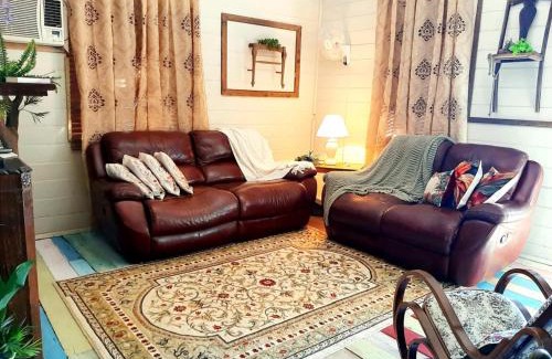 Tambo House | Rosewood Cottage -Entire 2 bedroom home with Netflix & WiFi