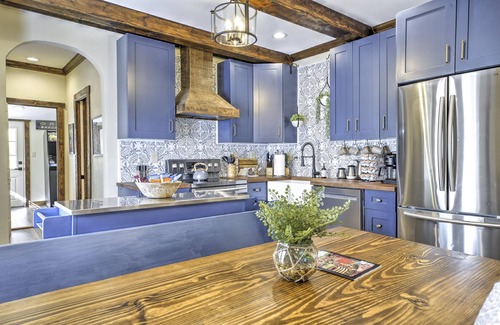 Northside House | Rosewood Cottage Walk to Park Hot Tub Arcade Fire Pit Downtown 3 Min
