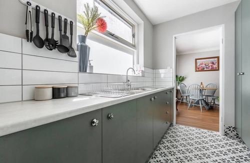 Windsor Apartment | Rosewood Lodge Cottage Charm off High Street