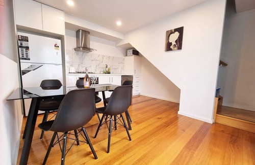 Maribyrnong House | Rosie Townhouse at Gordon - prime location