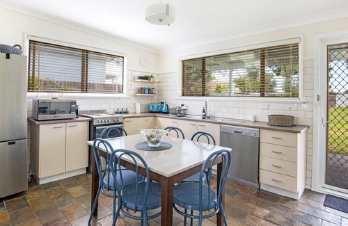 Callala Beach House | Roskell Retreat - Pet Friendly - 5 Mins Walk to Beach