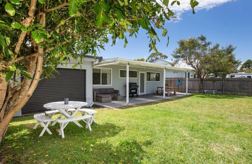 Callala Beach House | Roskell Retreat - Pet Friendly - 5 Mins Walk to Beach