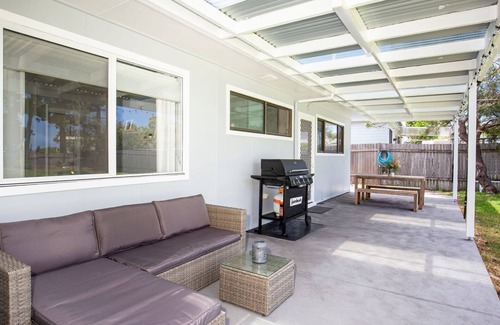 Callala Beach House | Roskell Retreat - Pet Friendly - 5 Mins Walk to Beach