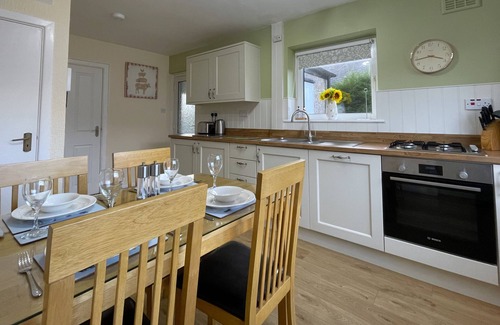 Portinscale Cottage | Roslin - a cottage that sleeps 4 guests in 2 bedrooms