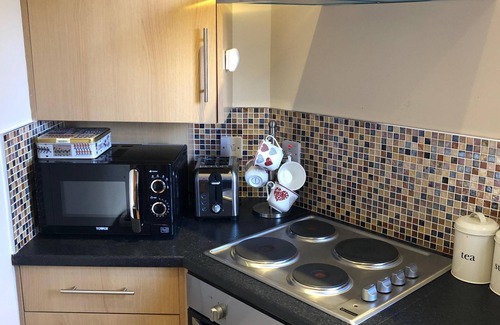 Roslin House | Roslin Self Catering Modern Luxury 1 Bedroom House with large family lounge