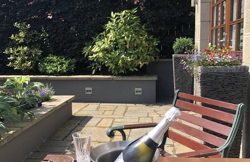 Roslin House | Roslin Self Catering Modern Luxury 1 Bedroom House with large family lounge