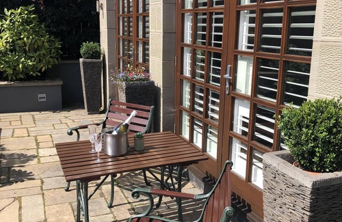 Roslin House | Roslin Self Catering Modern Luxury 1 Bedroom House with large family lounge