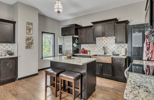 Clarksville Condo | Ross & Ashley's Retreat (117 Marion St, #1)