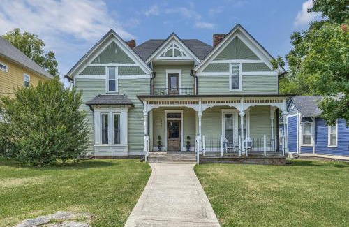 Clarksville Apartment | Ross & Ashley's Retreat (117 Marion St, #1)