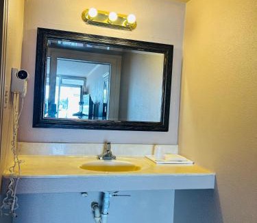 Williamston Hotel | Ross Motel