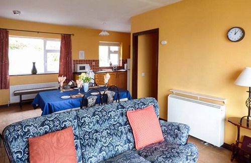 Glenbeigh Cottage | ROSSBEIGH BEACH COTTAGE NO 4, pet friendly in Glenbeigh, County Kerry