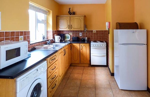 Glenbeigh Cottage | ROSSBEIGH BEACH COTTAGE NO 4, pet friendly in Glenbeigh, County Kerry