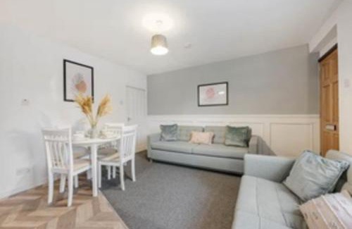 Rossendale Apartment | Rossendale 2 Bedroom House, Perfect For Contractors or Peaceful Family Getaways with Free Parking By Eason Stays