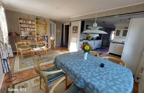 Valmsta House | Rotes Holzhaus am See