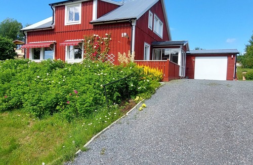 Valmsta House | Rotes Holzhaus am See