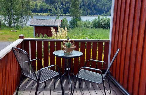 Valmsta House | Rotes Holzhaus am See