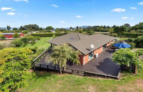 Hamurana House | Rotorua Family Retreat Hamurana 10000sqm Lawn